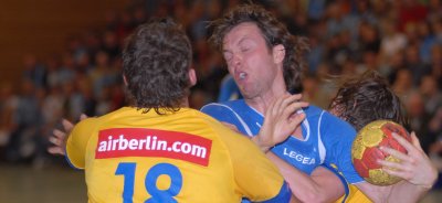 Keine Schmerzen: Mathias Deppisch gegen zwei Düsseldorfer